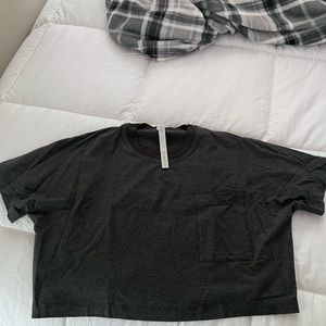 Lululemon grey cates tee cropped